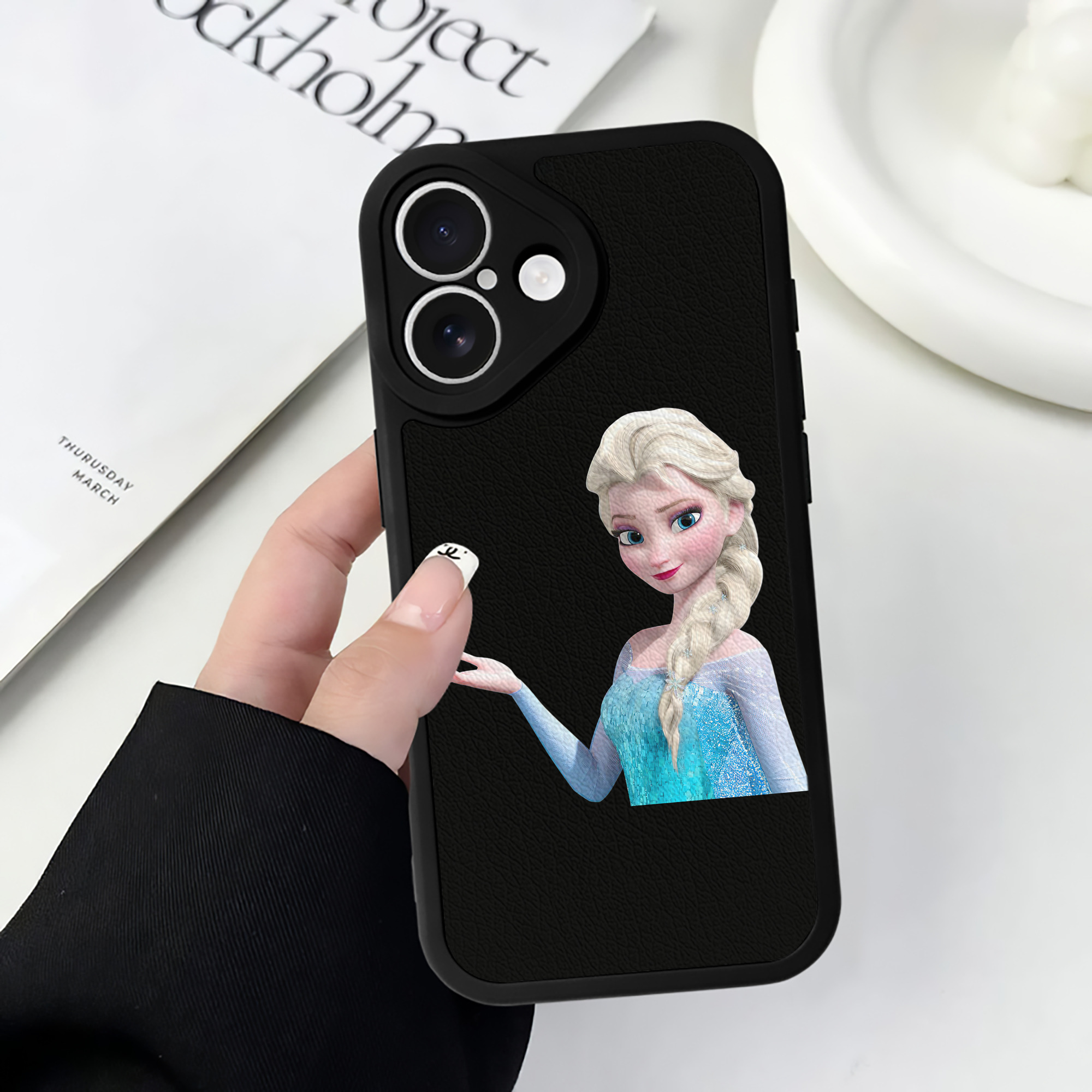 （画像用） アナと雪の女王 アンナ エルサ Frozen Anna Elsa 【iPhone 16シリーズ対応】シリコンスマホケース（レザー調） 材質：シリコン
